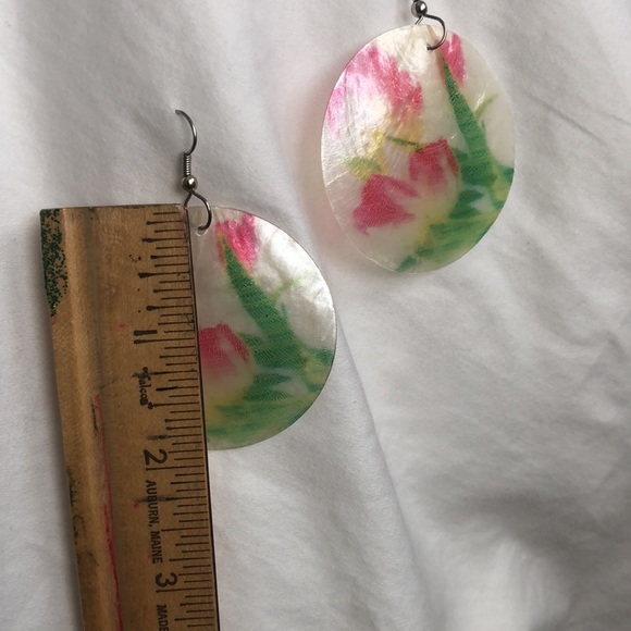Hand painted pearlized shell earrings with flower design - Picture 14 of 14